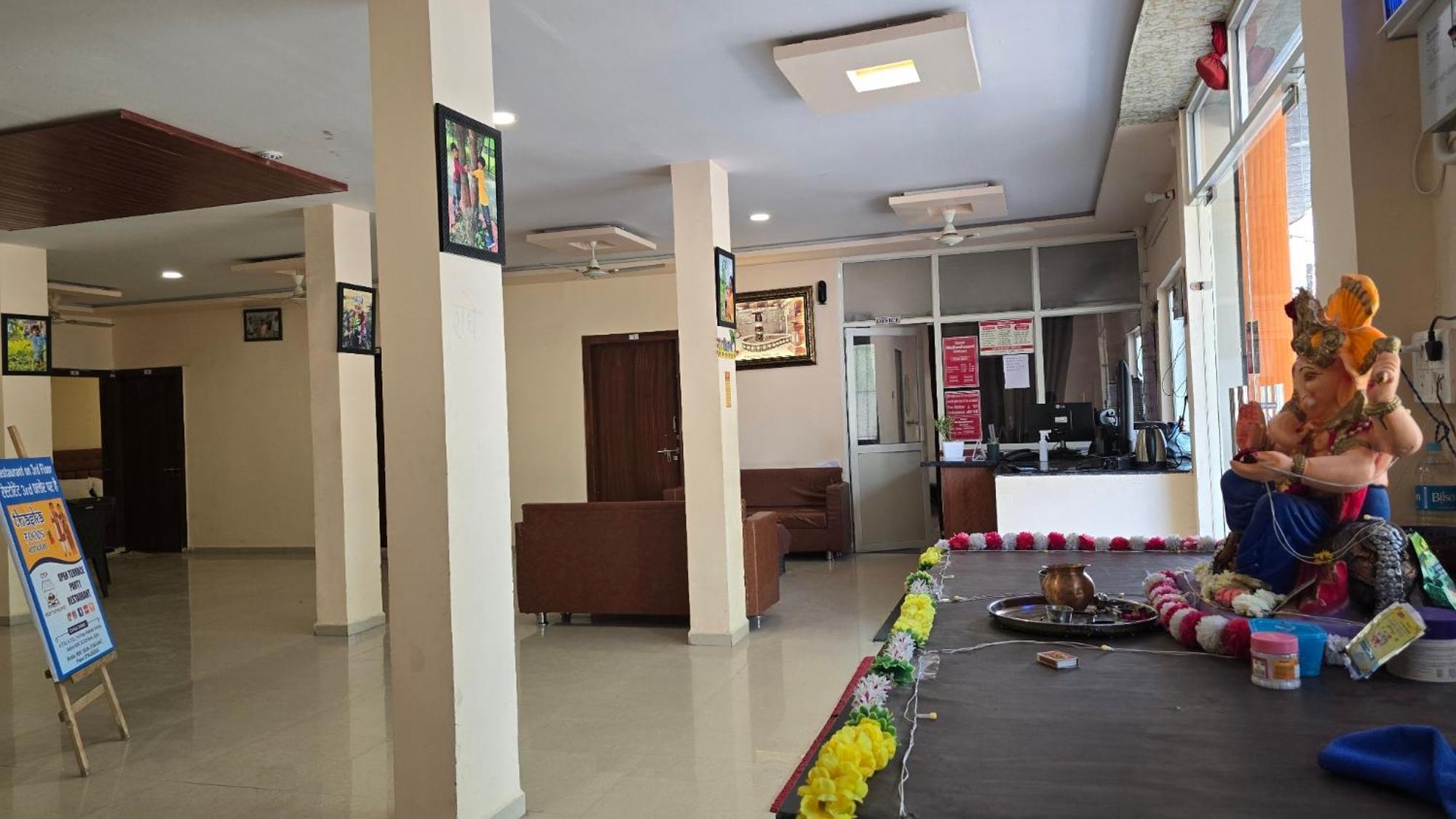 Hotel Maheshwari Green'S 우자인 외부 사진