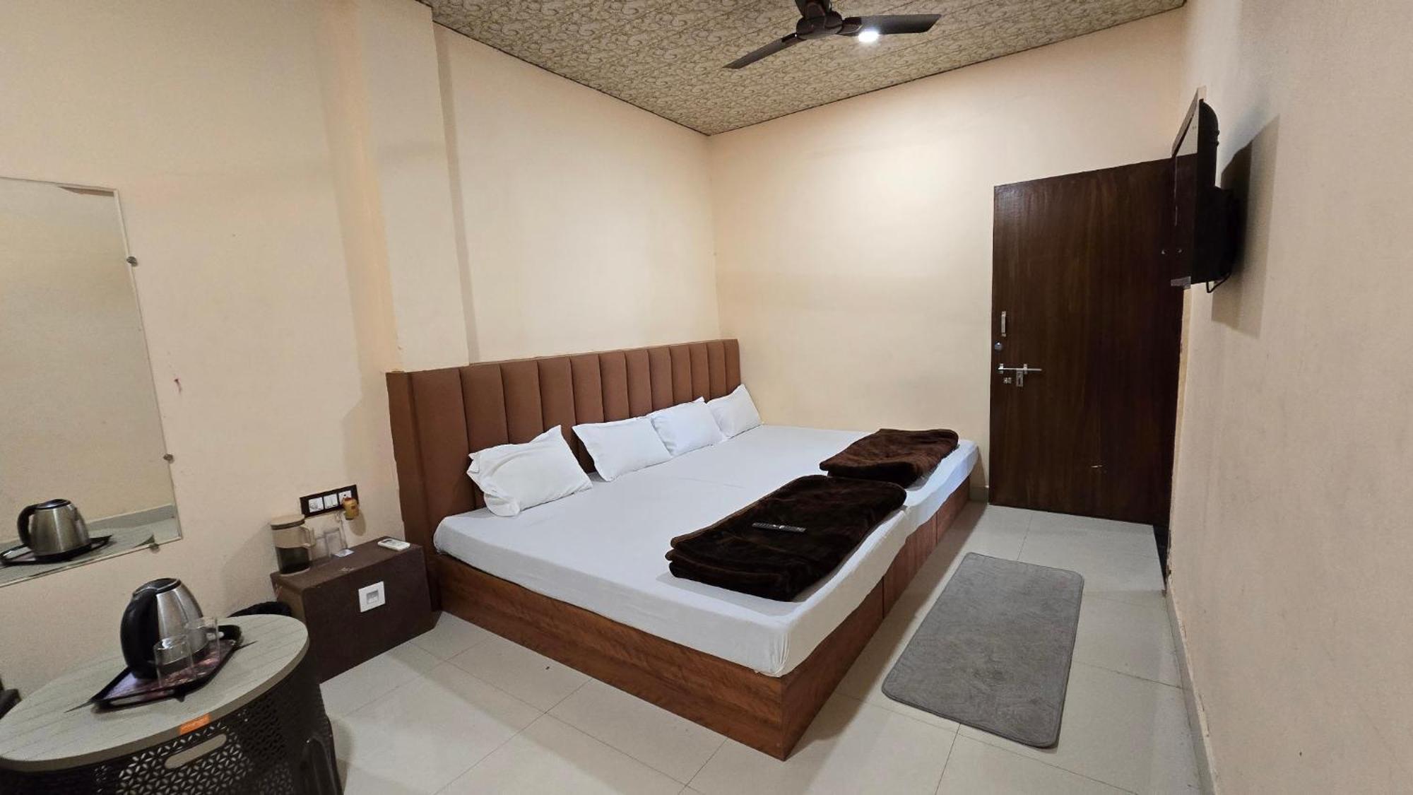 Hotel Maheshwari Green'S 우자인 외부 사진