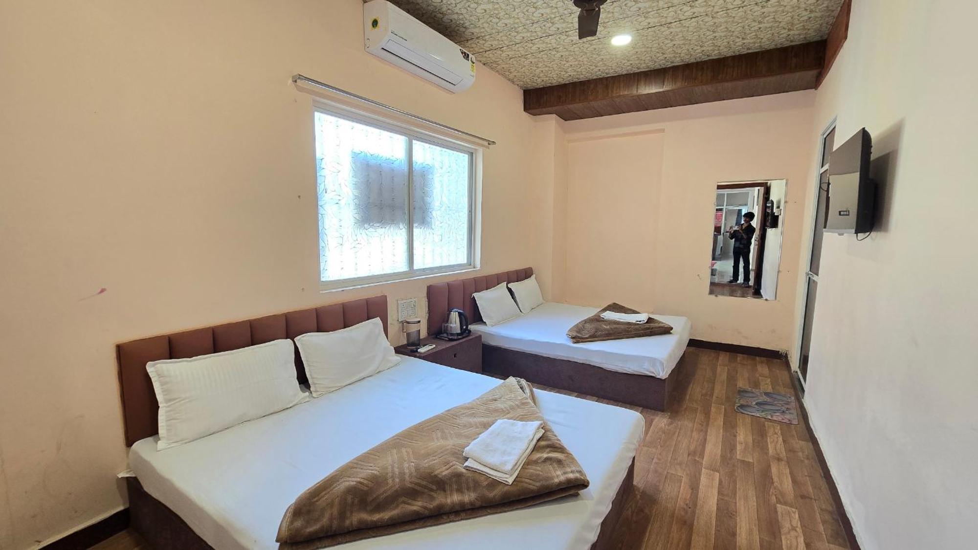 Hotel Maheshwari Green'S 우자인 외부 사진