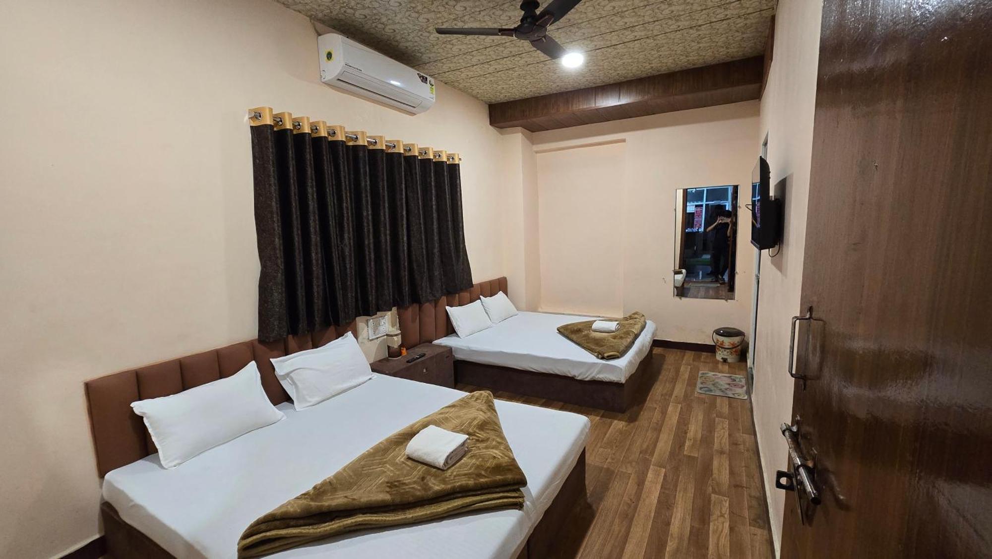 Hotel Maheshwari Green'S 우자인 외부 사진