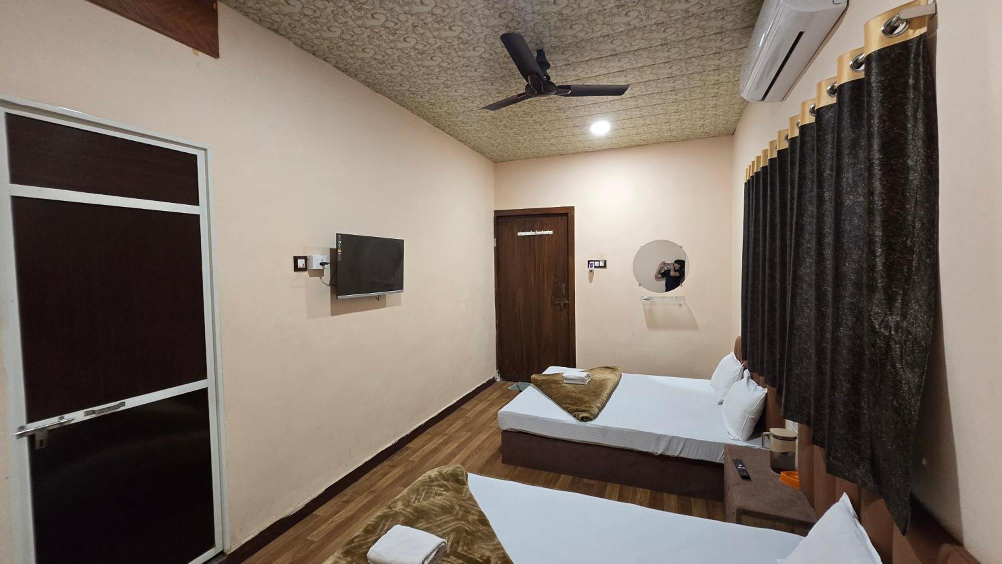 Hotel Maheshwari Green'S 우자인 외부 사진